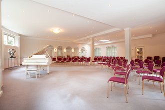 Konzertsaal mit einem Flügel in der Mitte