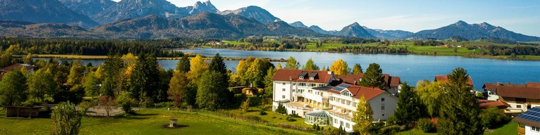 Blick von oben auf MÖST im Sommer mit Hopfensee im Hintergund