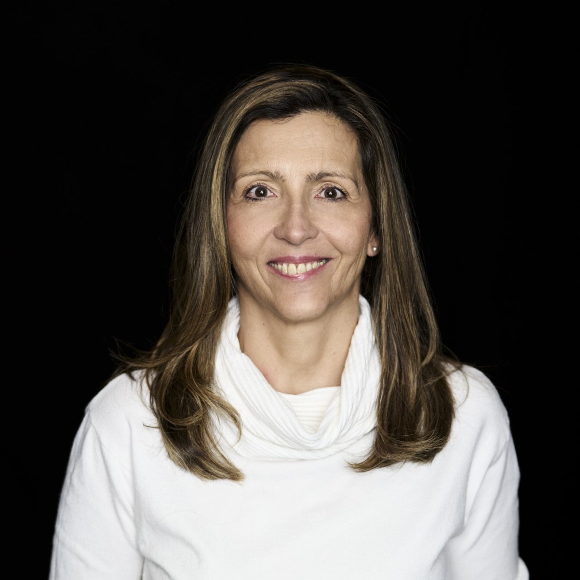 Portraitfoto vor schwarzem Hintergrund