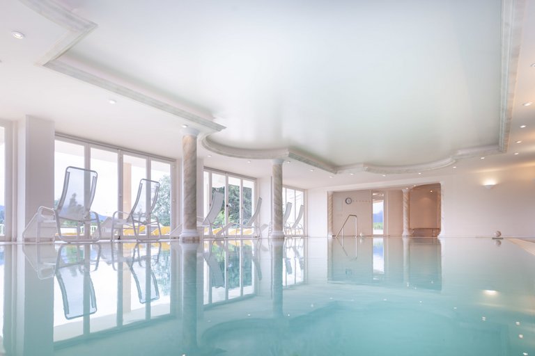 Schwimmbad mit sehr warm beheiztem Wasser