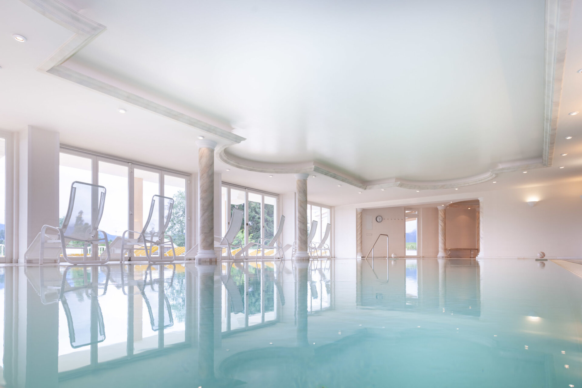 Schwimmbad mit sehr warm beheiztem Wasser