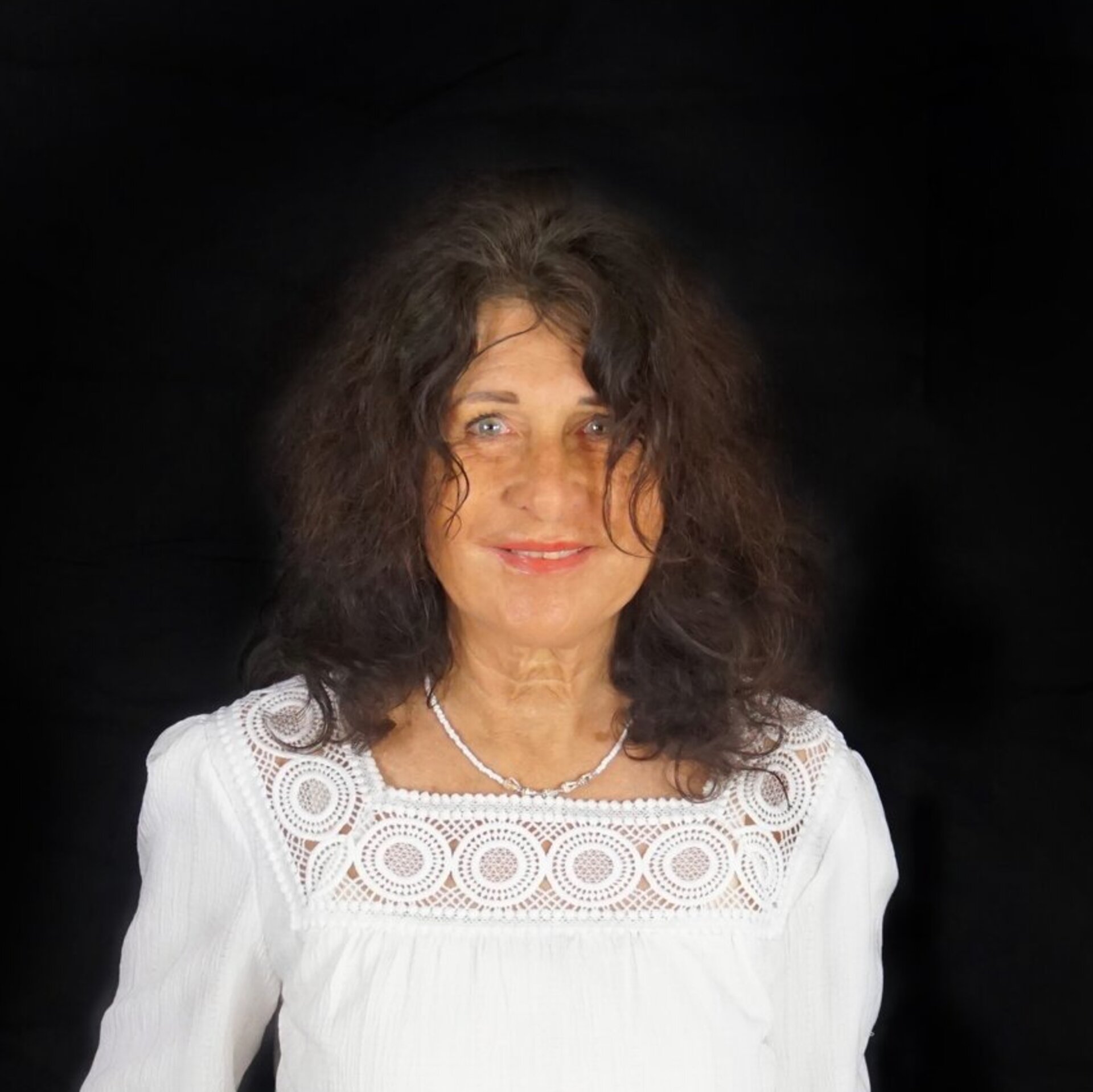 Portraitfoto vor schwarzem Hintergrund