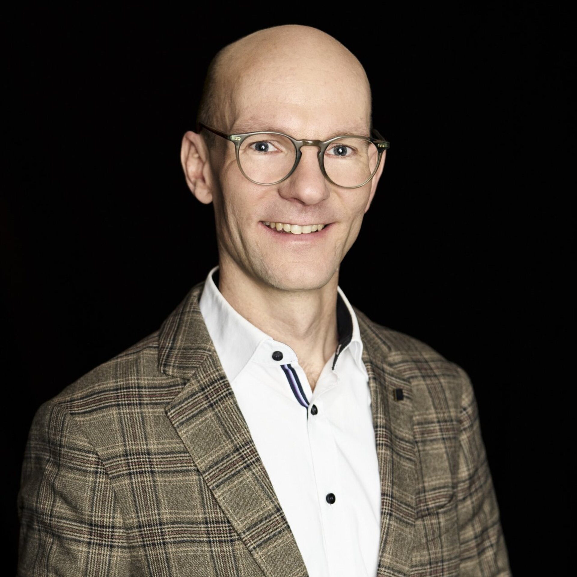 Portraitfoto vor schwarzem Hintergrund