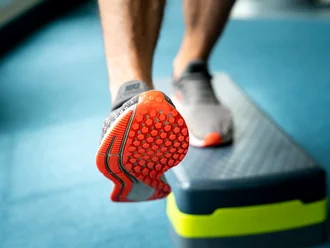 Turnschuhe auf Balanceboard - Mann bei einer Sportübung