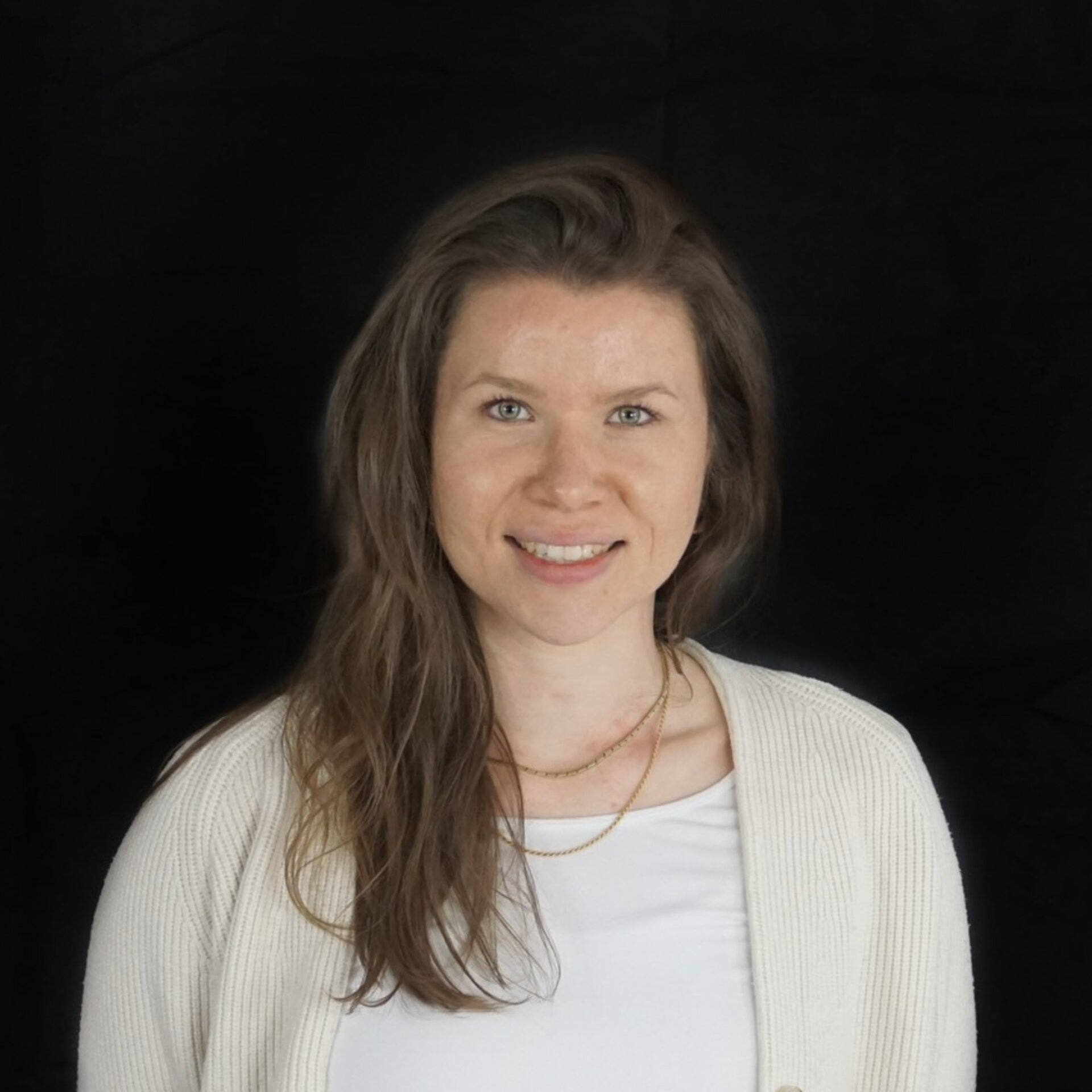 Portraitfoto vor schwarzem Hintergrund