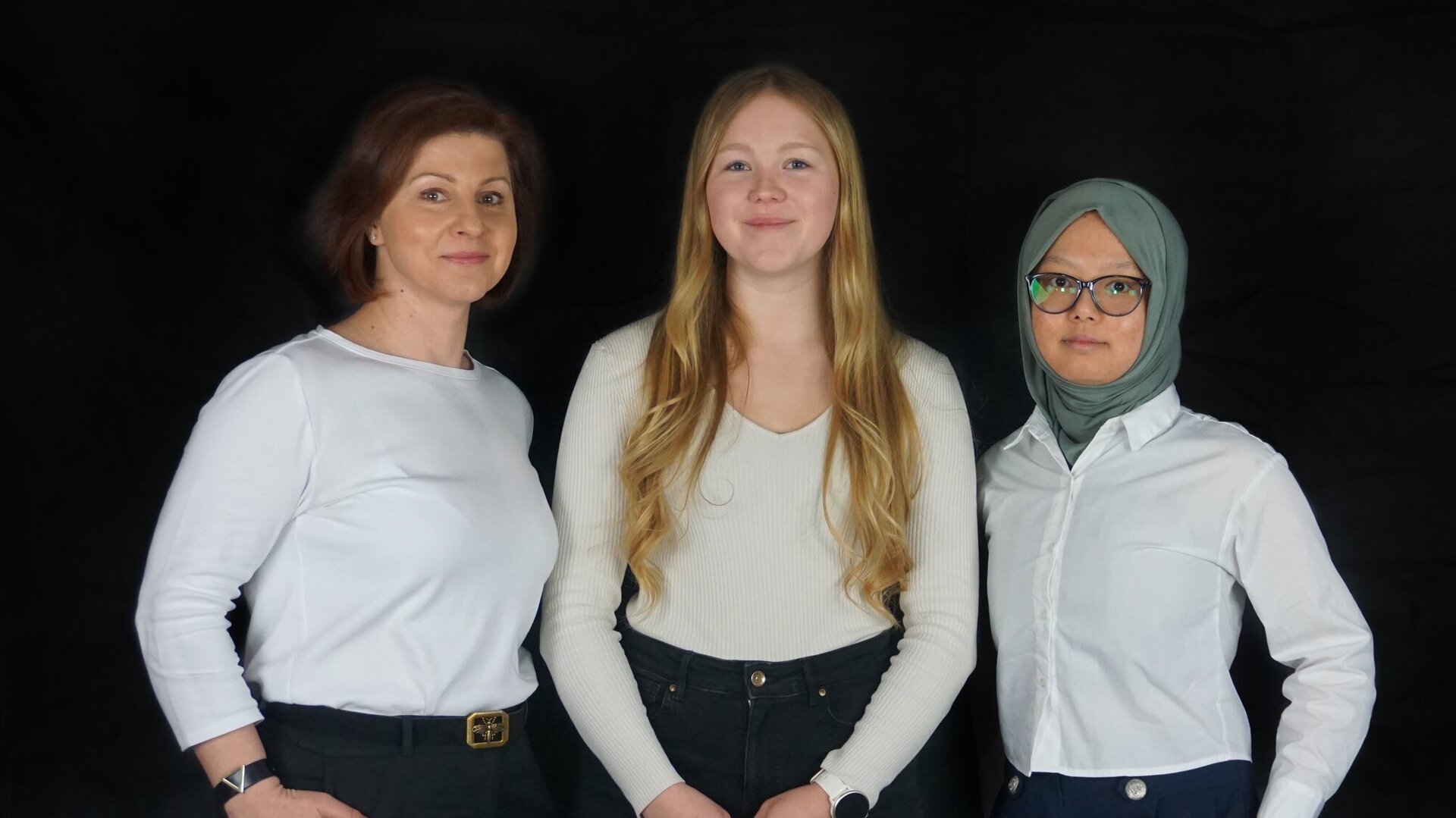 Portraitfoto vor schwarzem Hintergrund