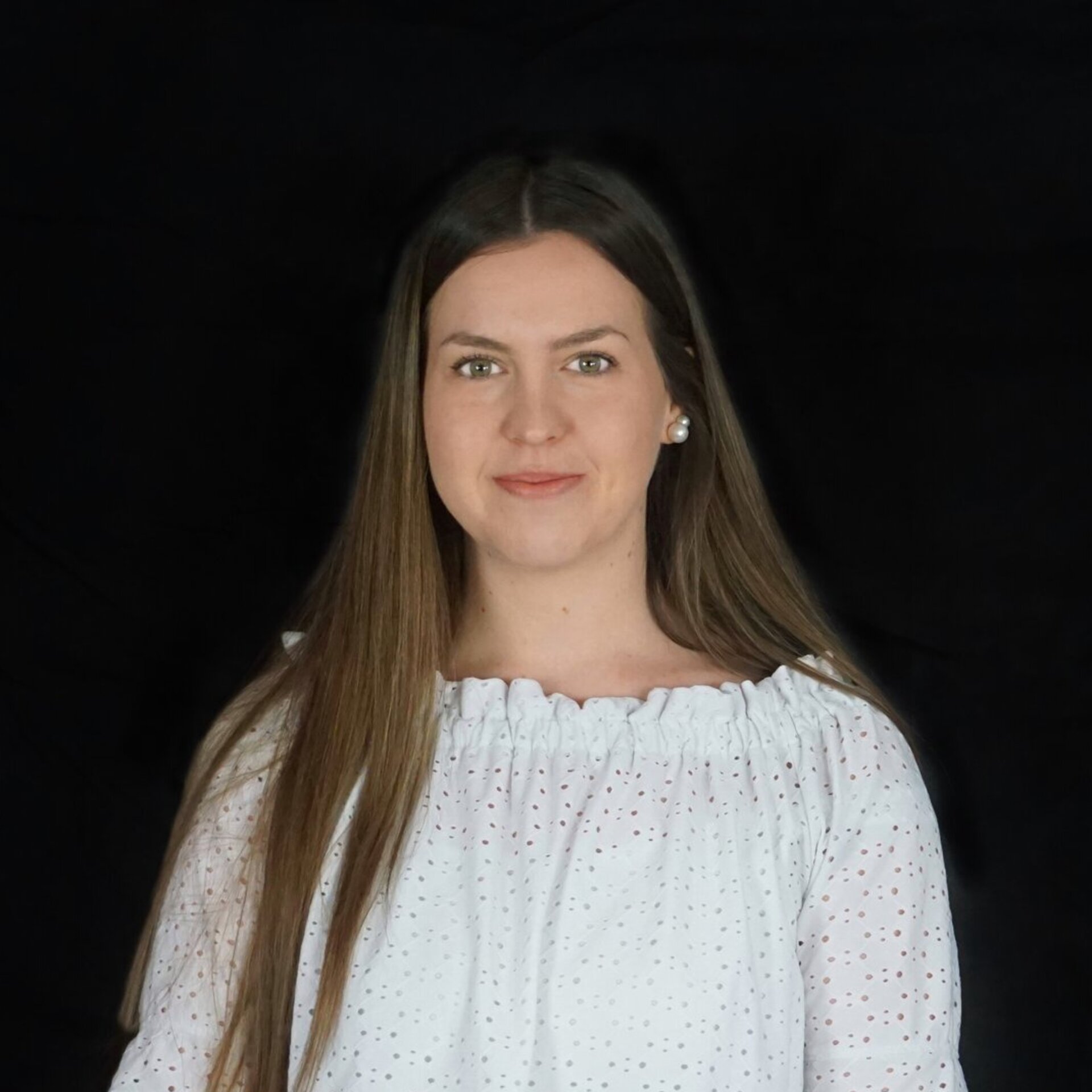 Portraitfoto vor schwarzem Hintergrund