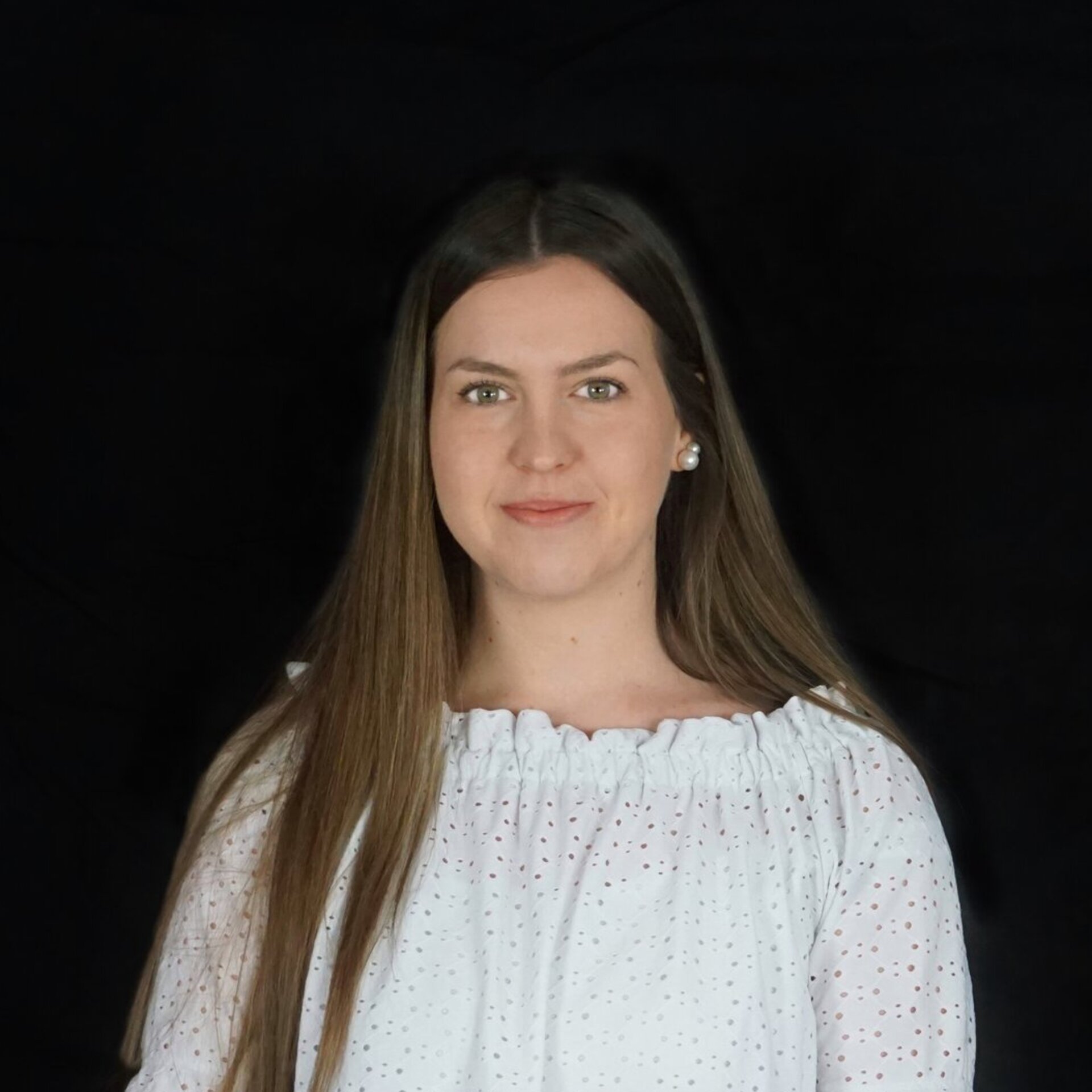 Portraitfoto vor schwarzem Hintergrund