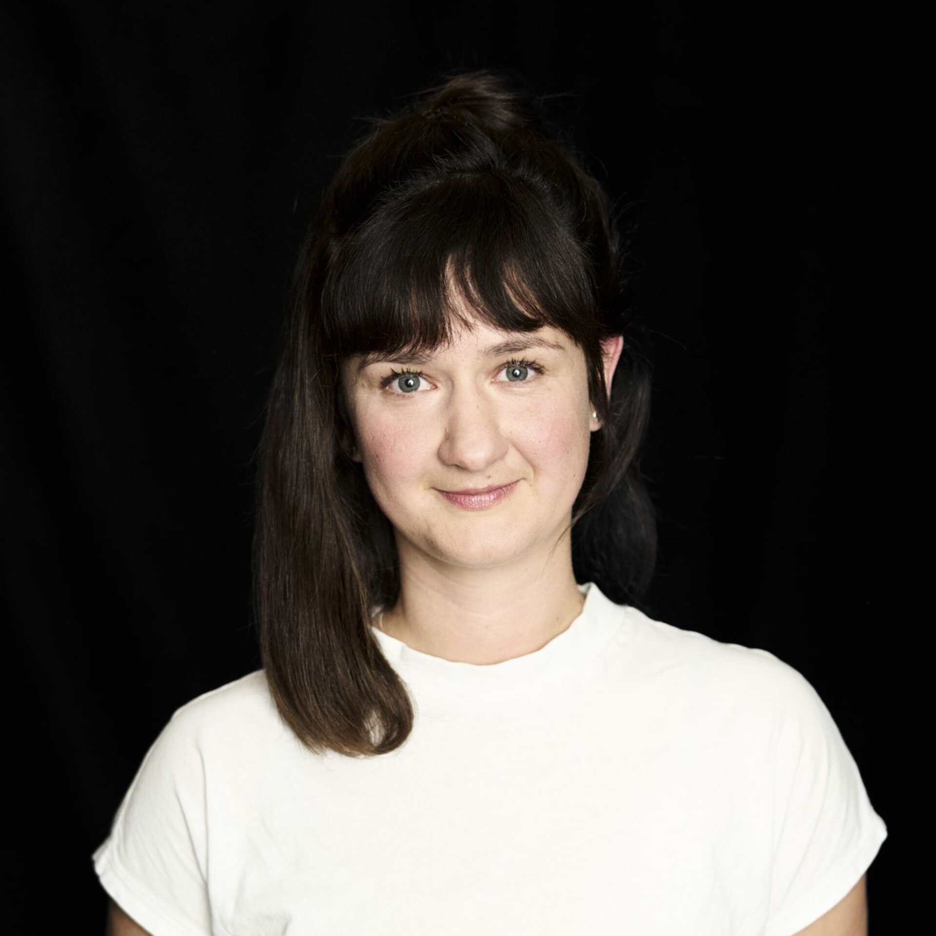 Portraitfoto vor schwarzem Hintergrund