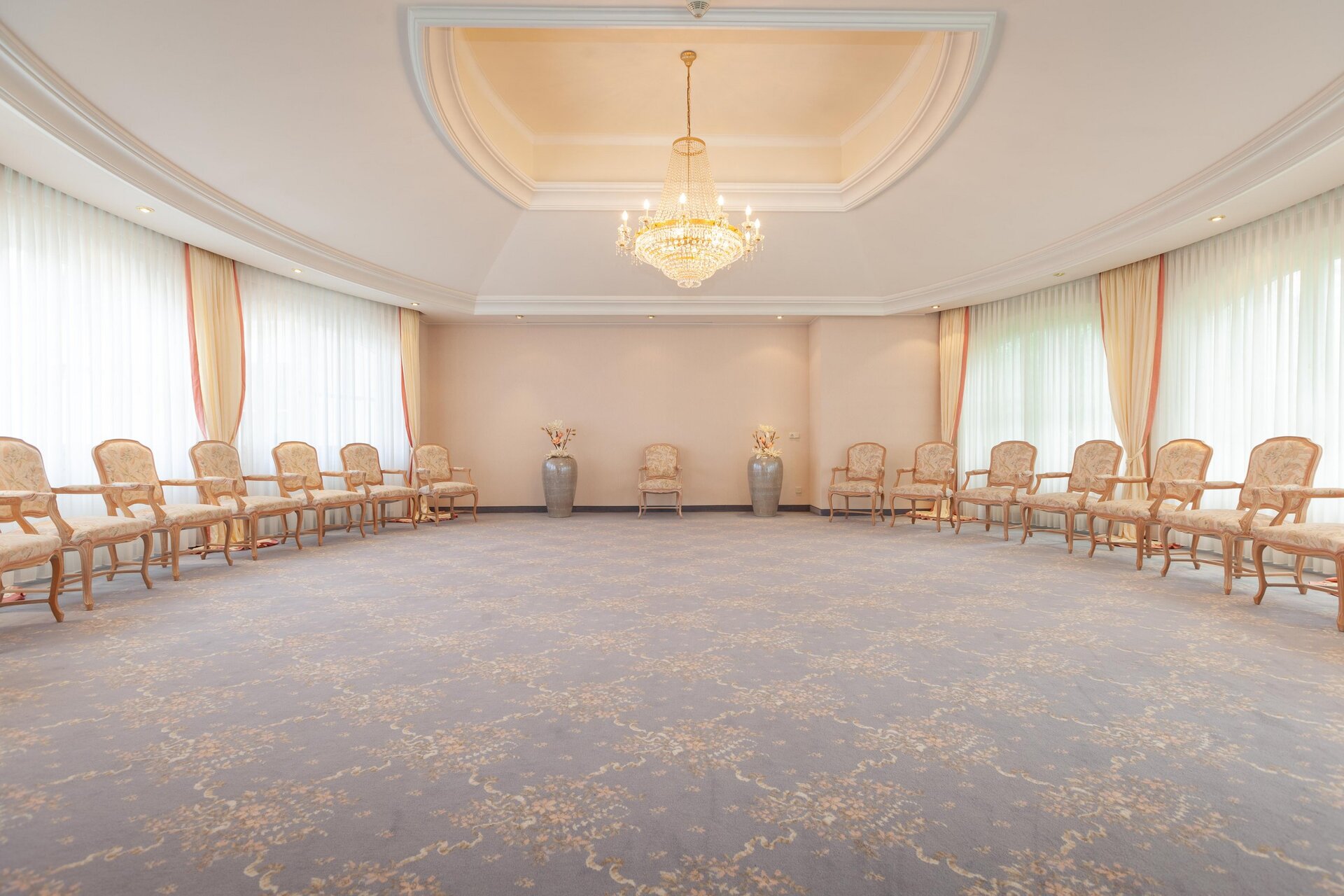 Entwspannungspavillon, schöner kronleuchter und viele Stühle aneinander