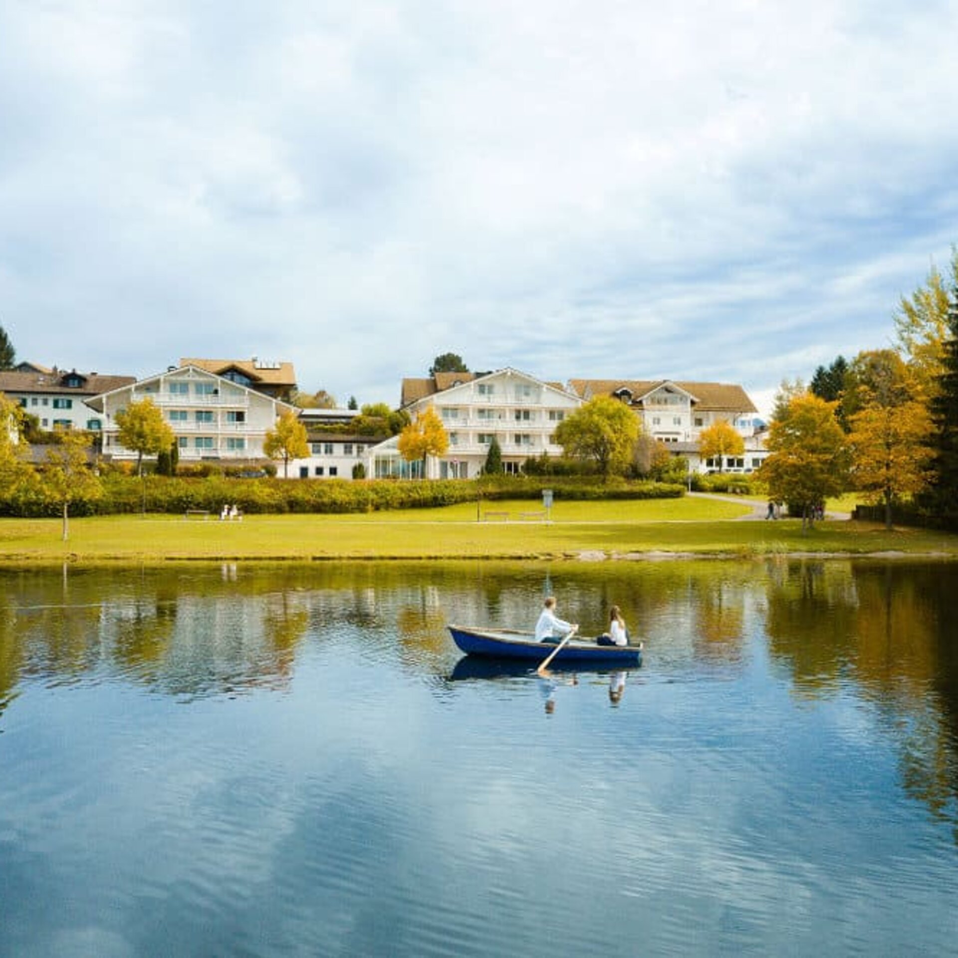 Bootstour am Hopfensee mit der Privatklinik Alpreflect im Hintergrund