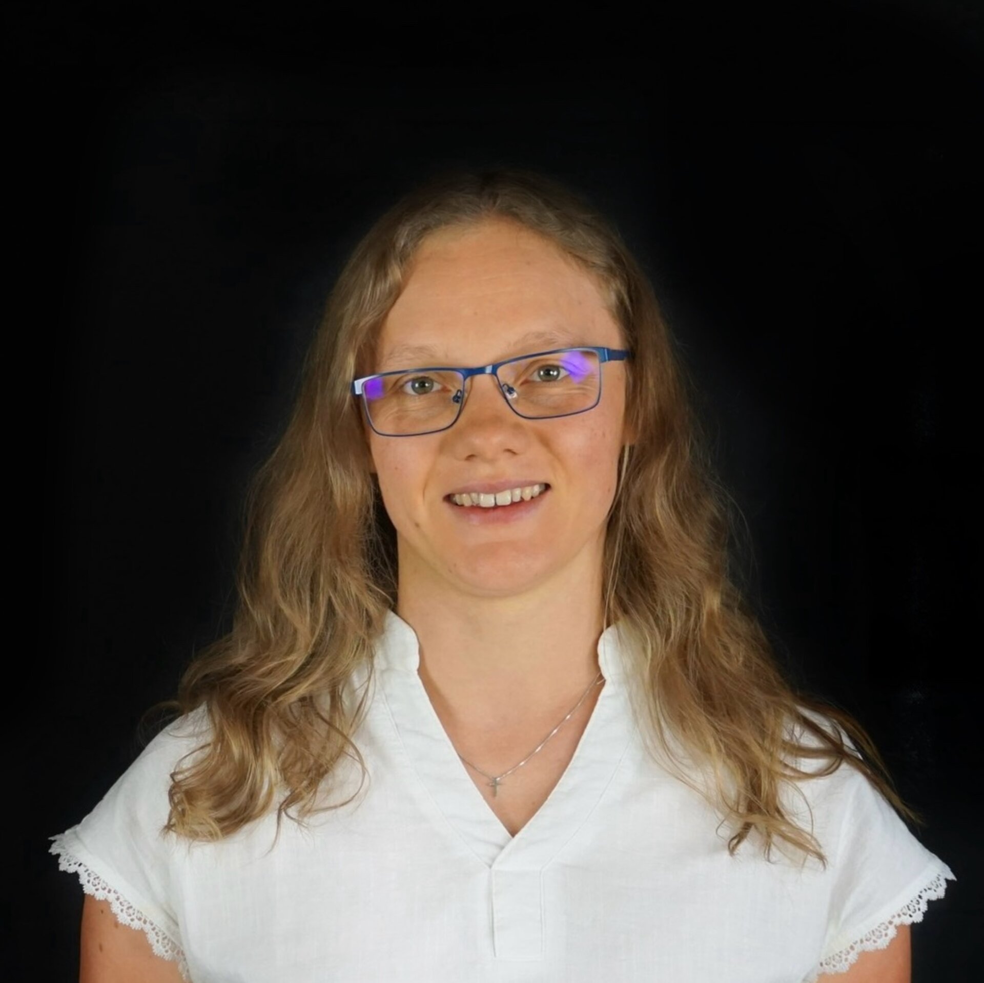 Portraitfoto vor schwarzem Hintergrund