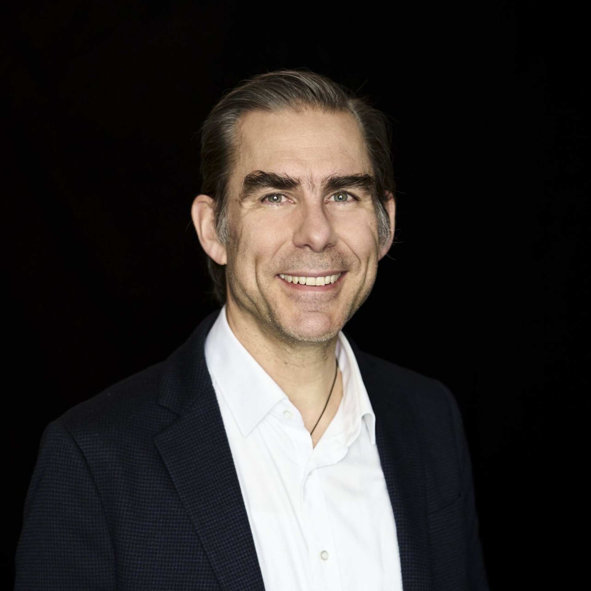 Portraitfoto vor schwarzem Hintergrund