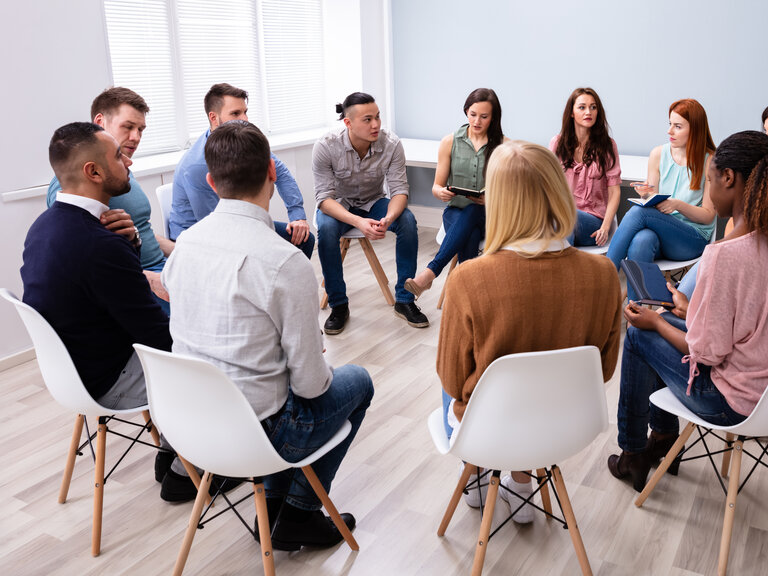 Menschen in einem Sitzkreis