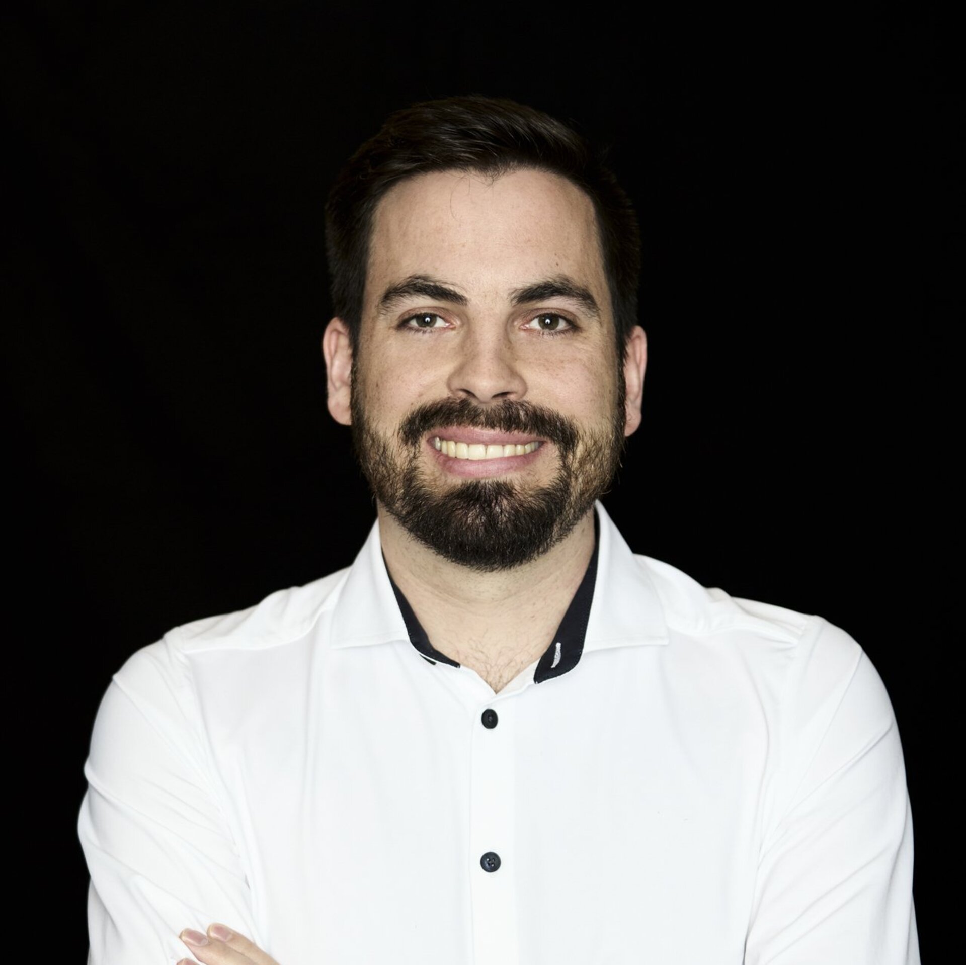 Portraitfoto vor schwarzem Hintergrund