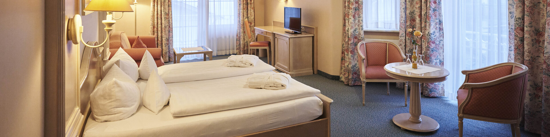 Doppelbett Zimmer mit Sitzecke und Wohnzimmerartigen Bereich im Alpreflect