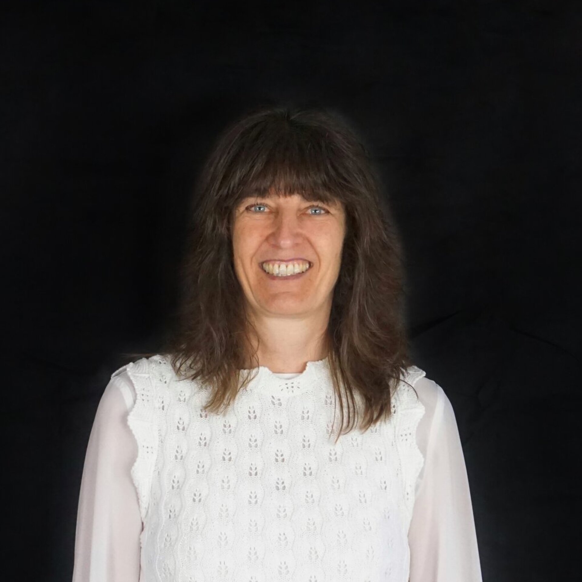 Portraitfoto vor schwarzem Hintergrund