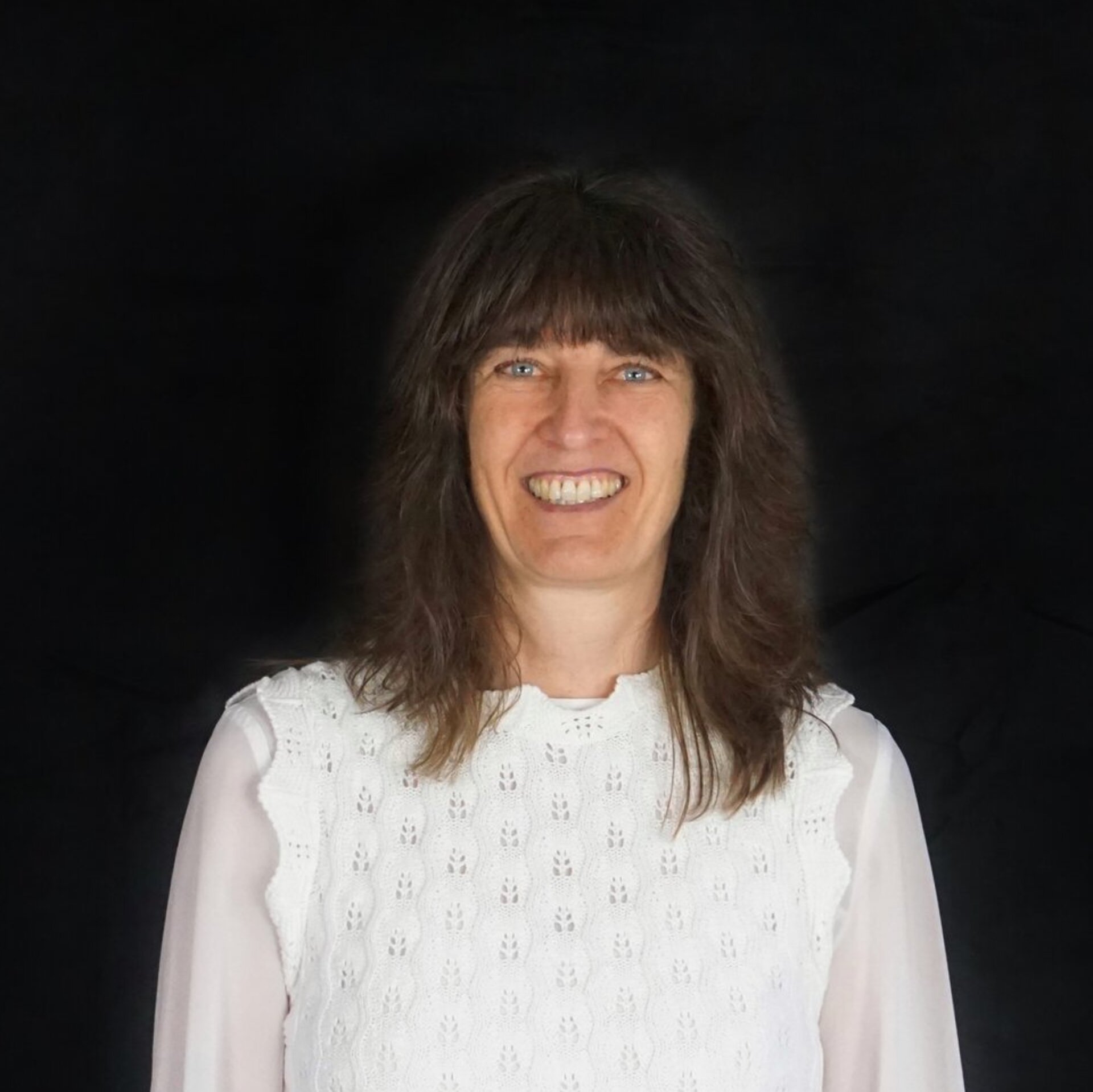 Portraitfoto vor schwarzem Hintergrund