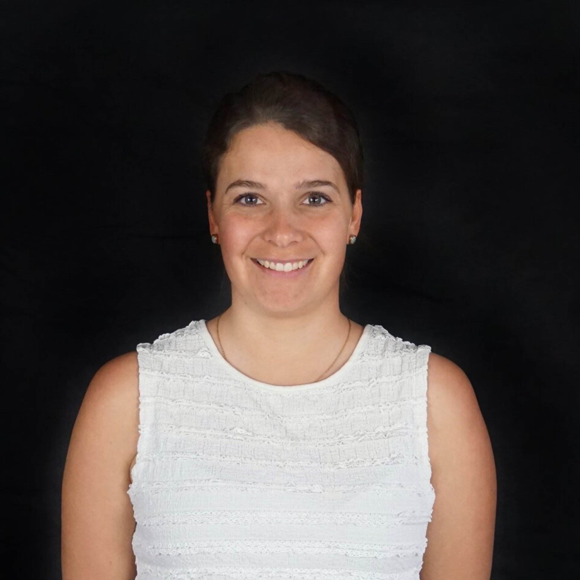 Portraitfoto vor schwarzem Hintergrund