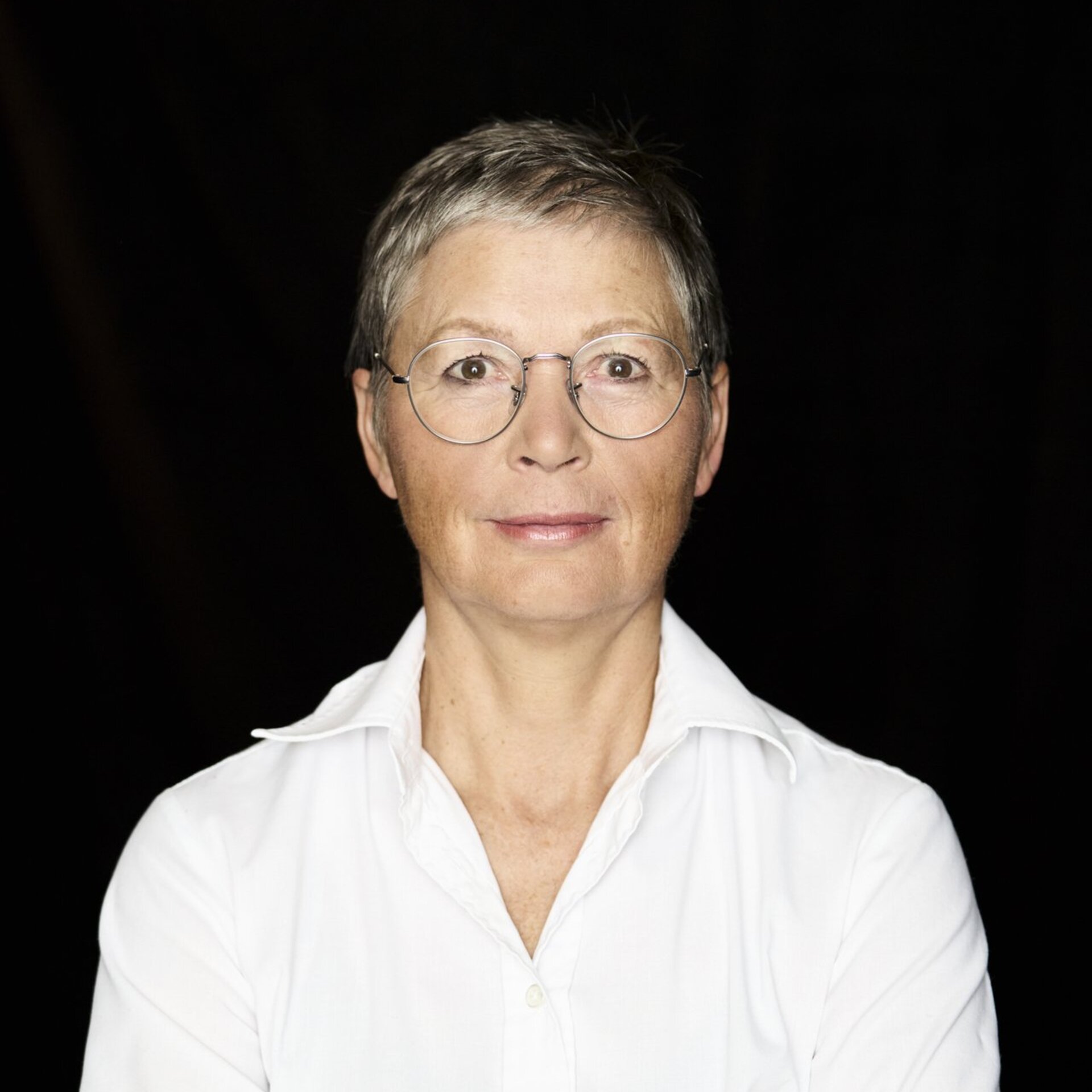 Portraitfoto vor schwarzem Hintergrund