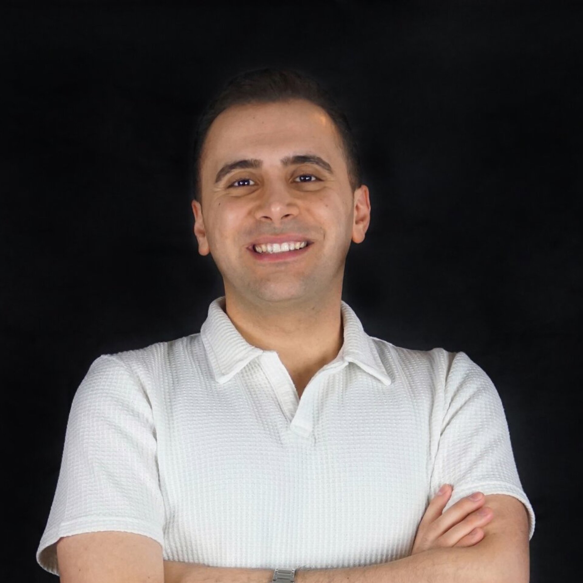 Portraitfoto vor schwarzem Hintergrund