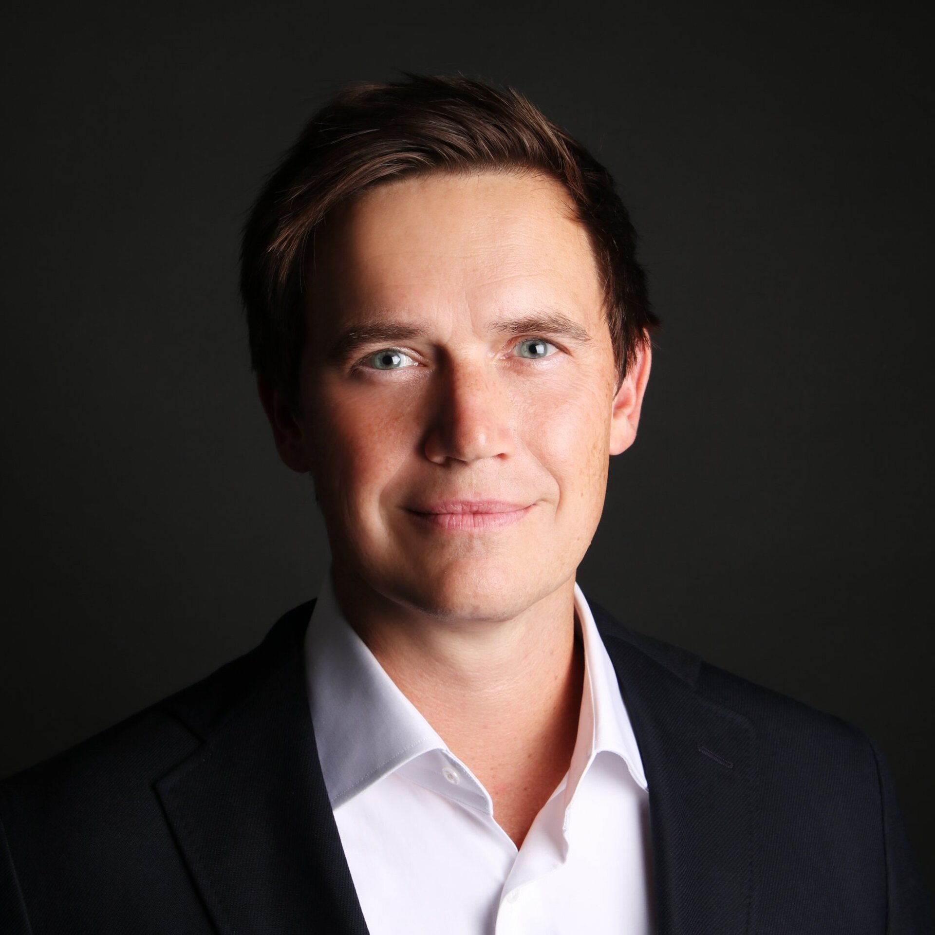 Portraitfoto vor schwarzem Hintergrund