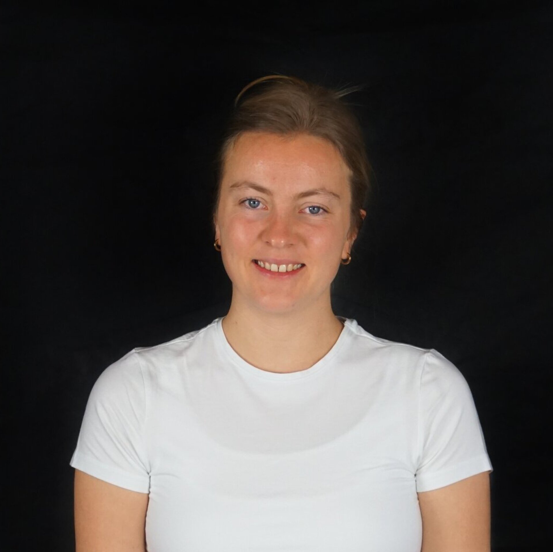 Portraitfoto vor schwarzem Hintergrund