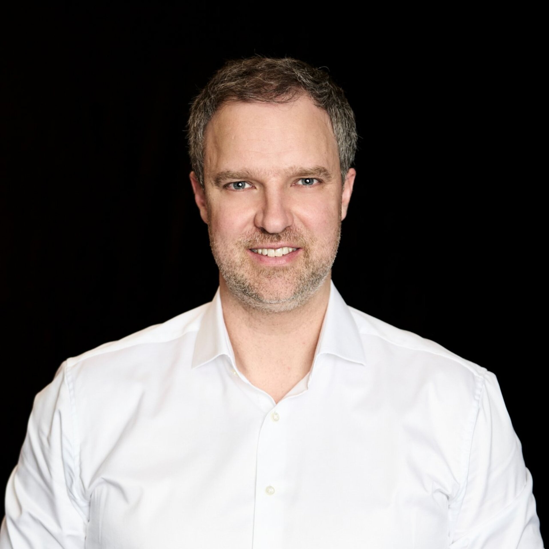 Portraitfoto vor schwarzem Hintergrund
