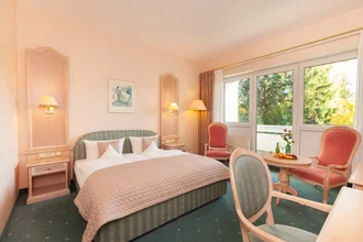 Beispielbild mit Bett und Stühlen