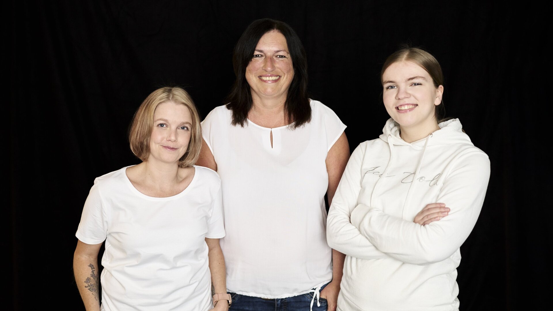 Gruppenfoto vor schwarzem Hintergrund