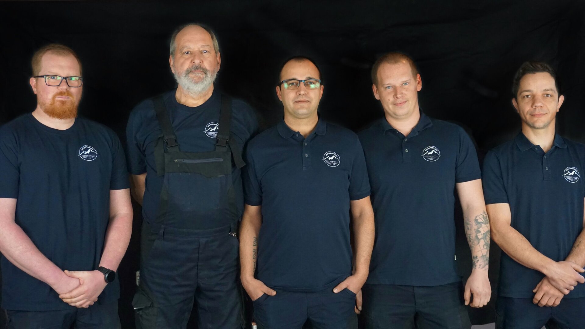 Gruppenbild vor schwarzem Hintergrund