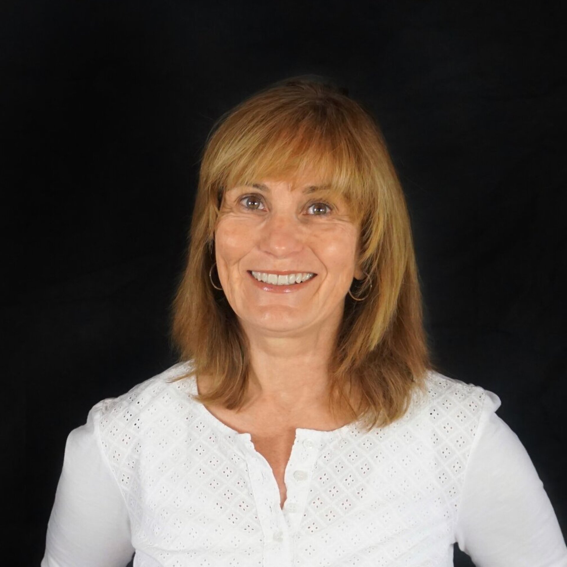 Portraitfoto vor schwarzem Hintergrund