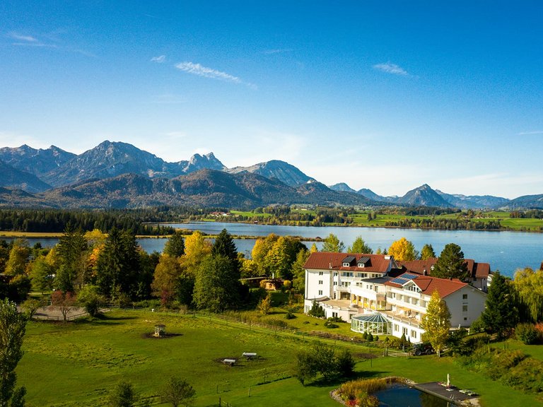 Kneipp-Sanatorium Möst - Luftbild mit Hopfensee