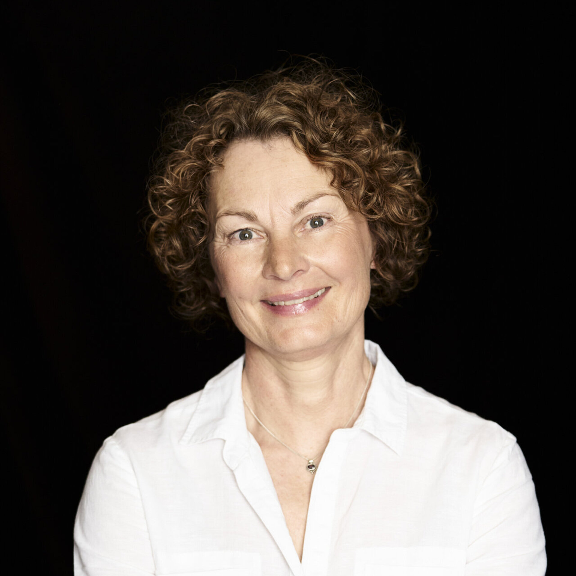 Portraitfoto vor schwarzem Hintergrund