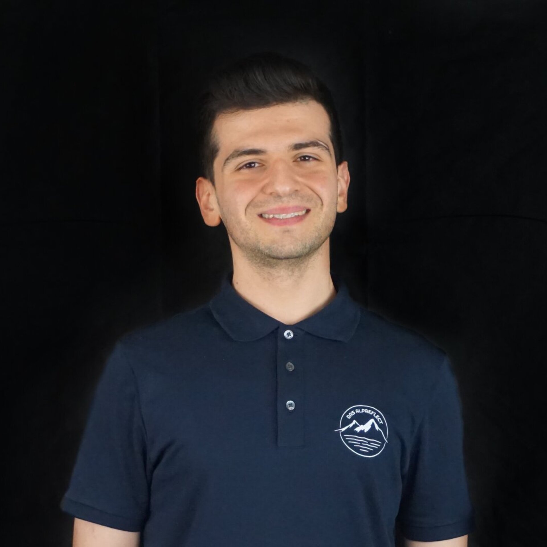 Portraitfoto vor schwarzem Hintergrund