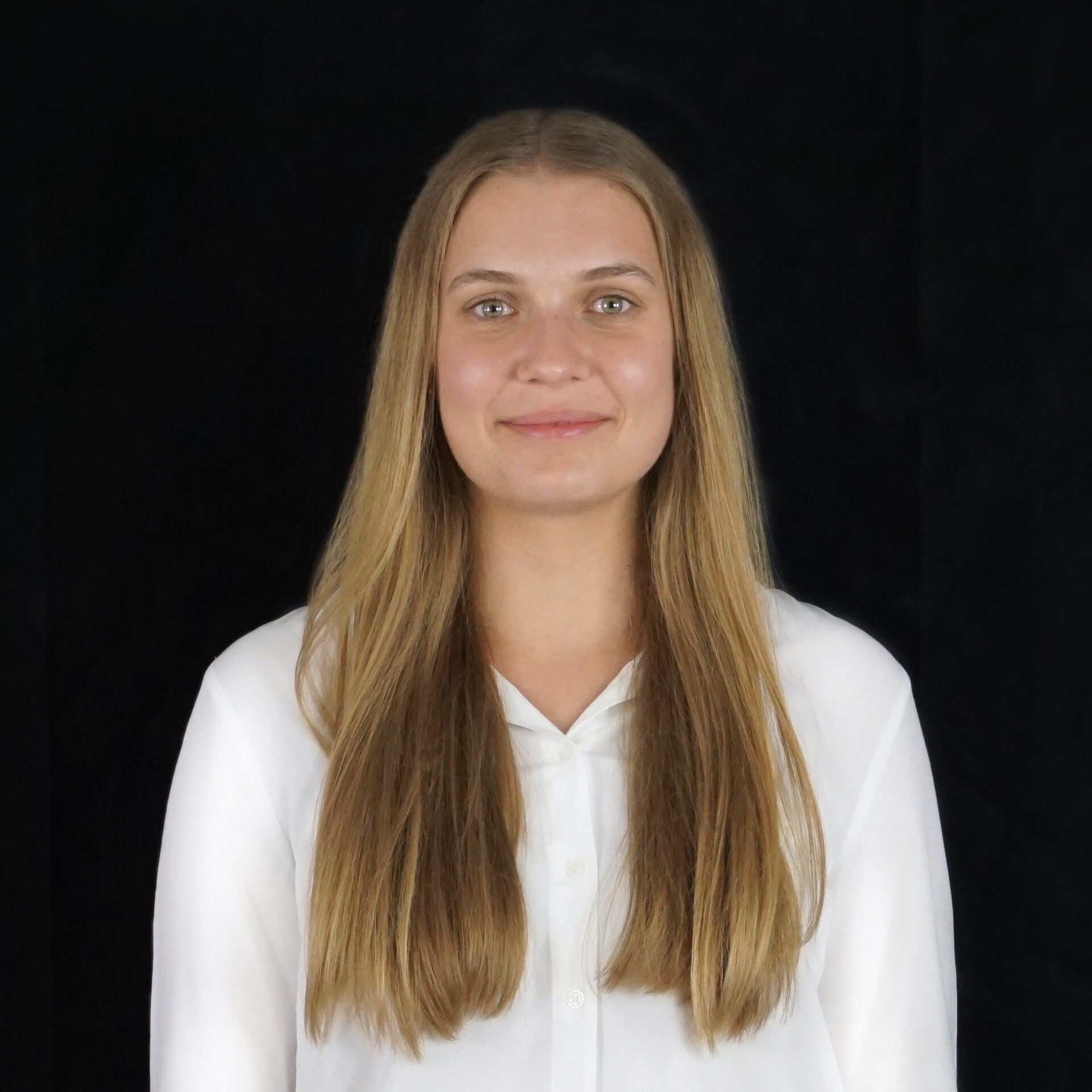 Portraitfoto vor schwarzem Hintergrund