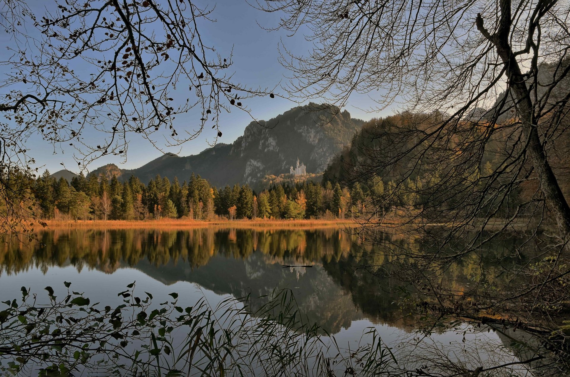 Schloss Neuschwanstein über den See hinweg fotografiert