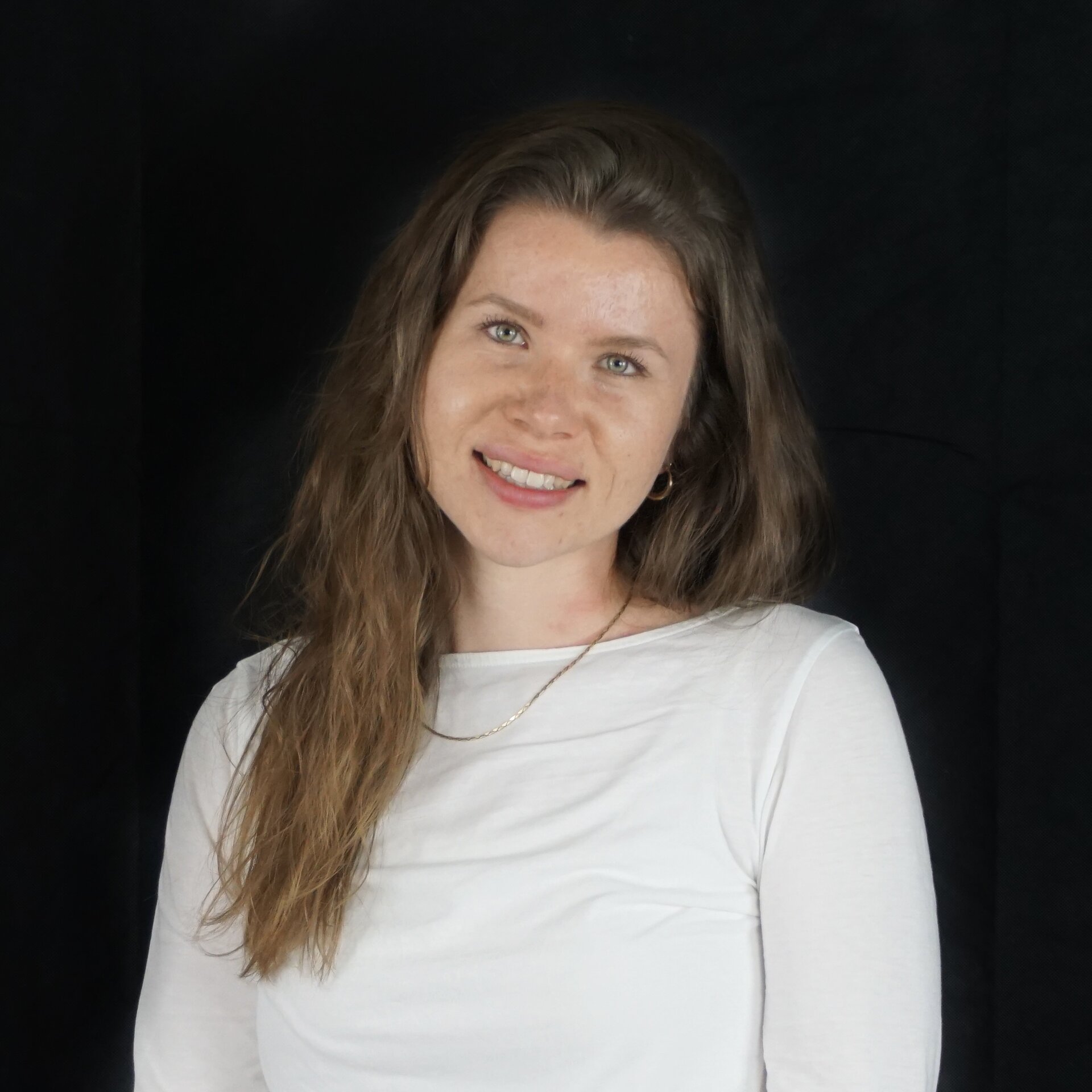 Portraitfoto vor schwarzem Hintergrund